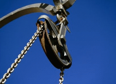 A simple fixed pulley that is ready to remove the anchor of a ship: